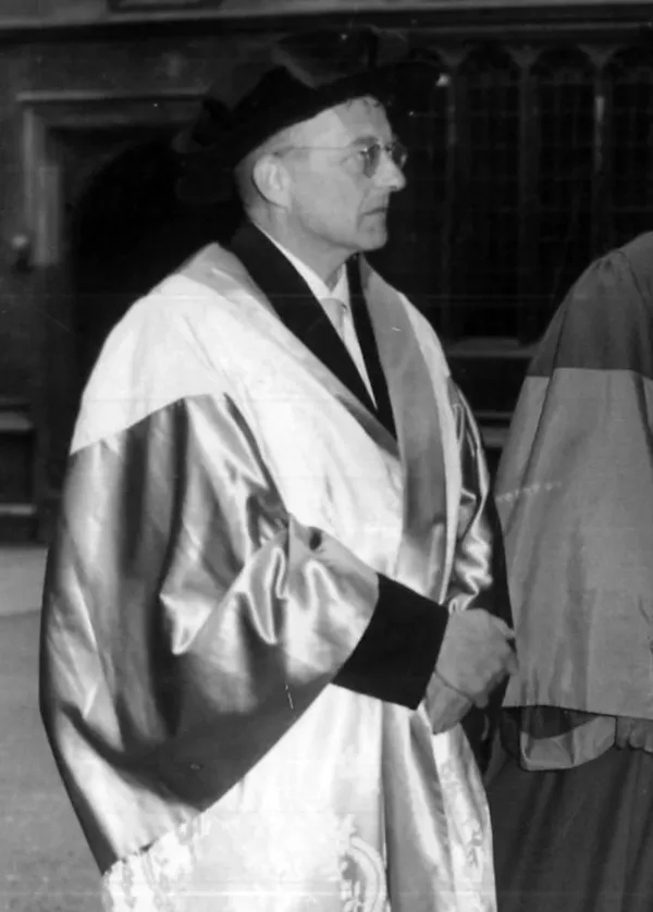 Dmitry Shostakovich in the robes of a Doctor of Oxford University approaching the Sheldonian Theatre / Photo: Oxford University Archives, VC 3/1/7